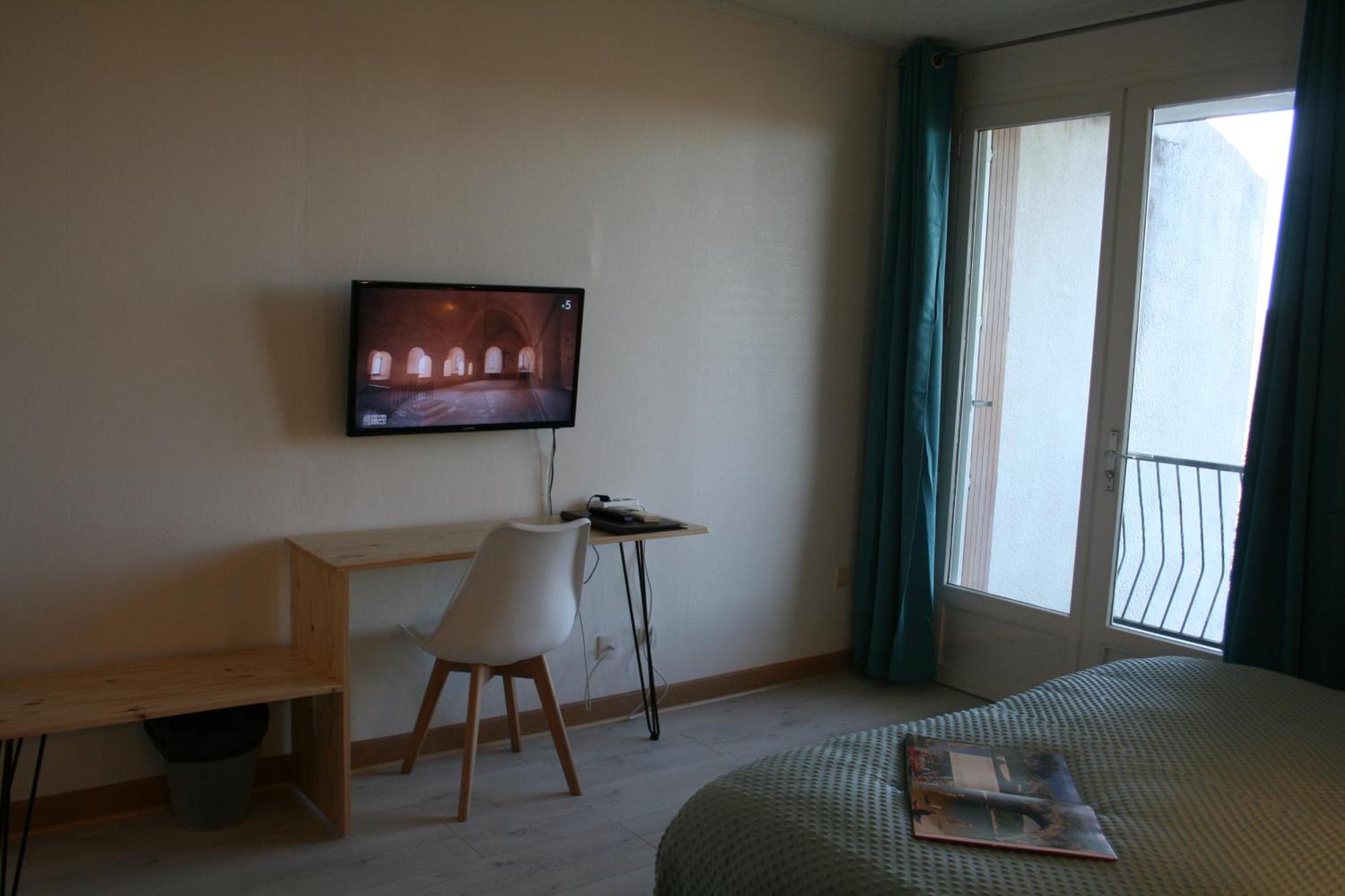Hotel Les Persedes Lavilledieu  エクステリア 写真
